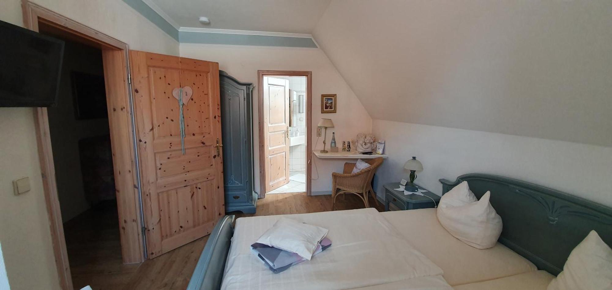 Landgasthaus "Zum Engel" Neuleiningen Ruang foto